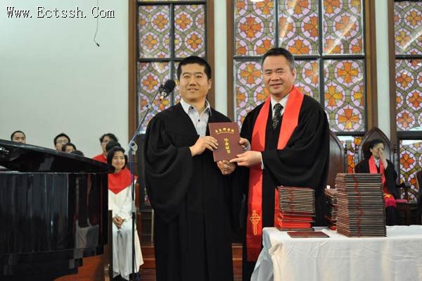 华东神学院举行2013届毕业典礼 华东神学院举行2013届毕业典礼