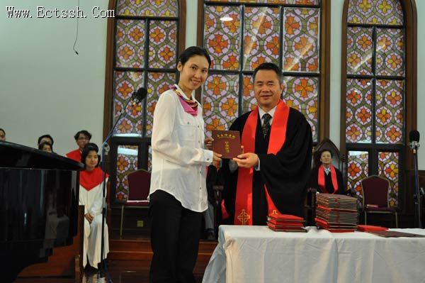 华东神学院举行2013届毕业典礼 华东神学院举行2013届毕业典礼