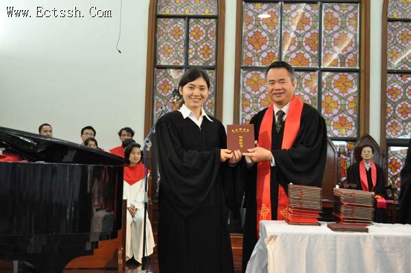 华东神学院举行2013届毕业典礼 华东神学院举行2013届毕业典礼