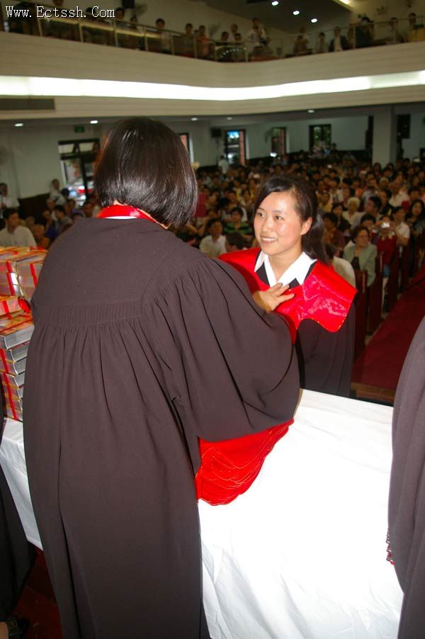 华东神学院举行2013届毕业典礼 华东神学院举行2013届毕业典礼