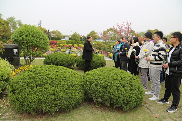 华东神学院师生为吴耀宗等基督教前辈扫墓 华东神学院师生为吴耀宗等基督教前辈扫墓