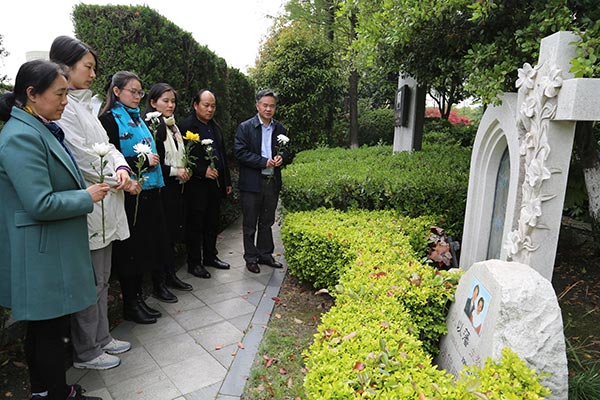 华东神学院师生为吴耀宗等基督教前辈扫墓 华东神学院师生为吴耀宗等基督教前辈扫墓