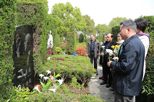 华东神学院师生为吴耀宗等基督教前辈扫墓 华东神学院师生为吴耀宗等基督教前辈扫墓