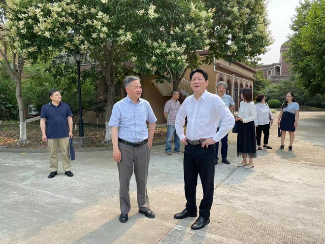 上海市民宗局领导走访华东神学院 上海市民宗局领导走访华东神学院