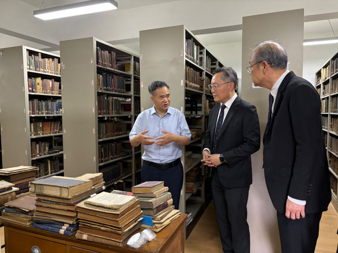 谢炳国院长接待新加坡三一神学院访问团 谢炳国院长接待新加坡三一神学院访问团